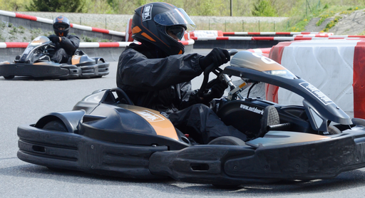 Action auf der Rennstrecke im Kart